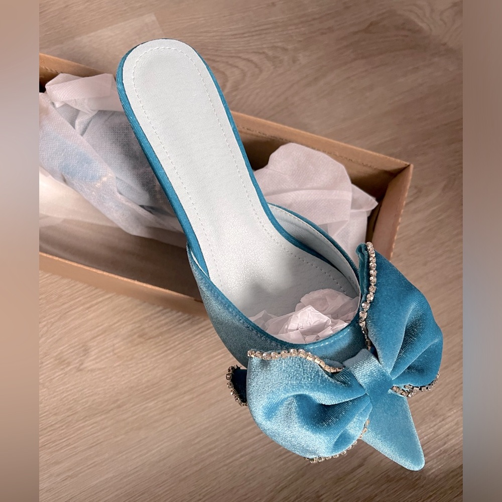Blue low heel pump
